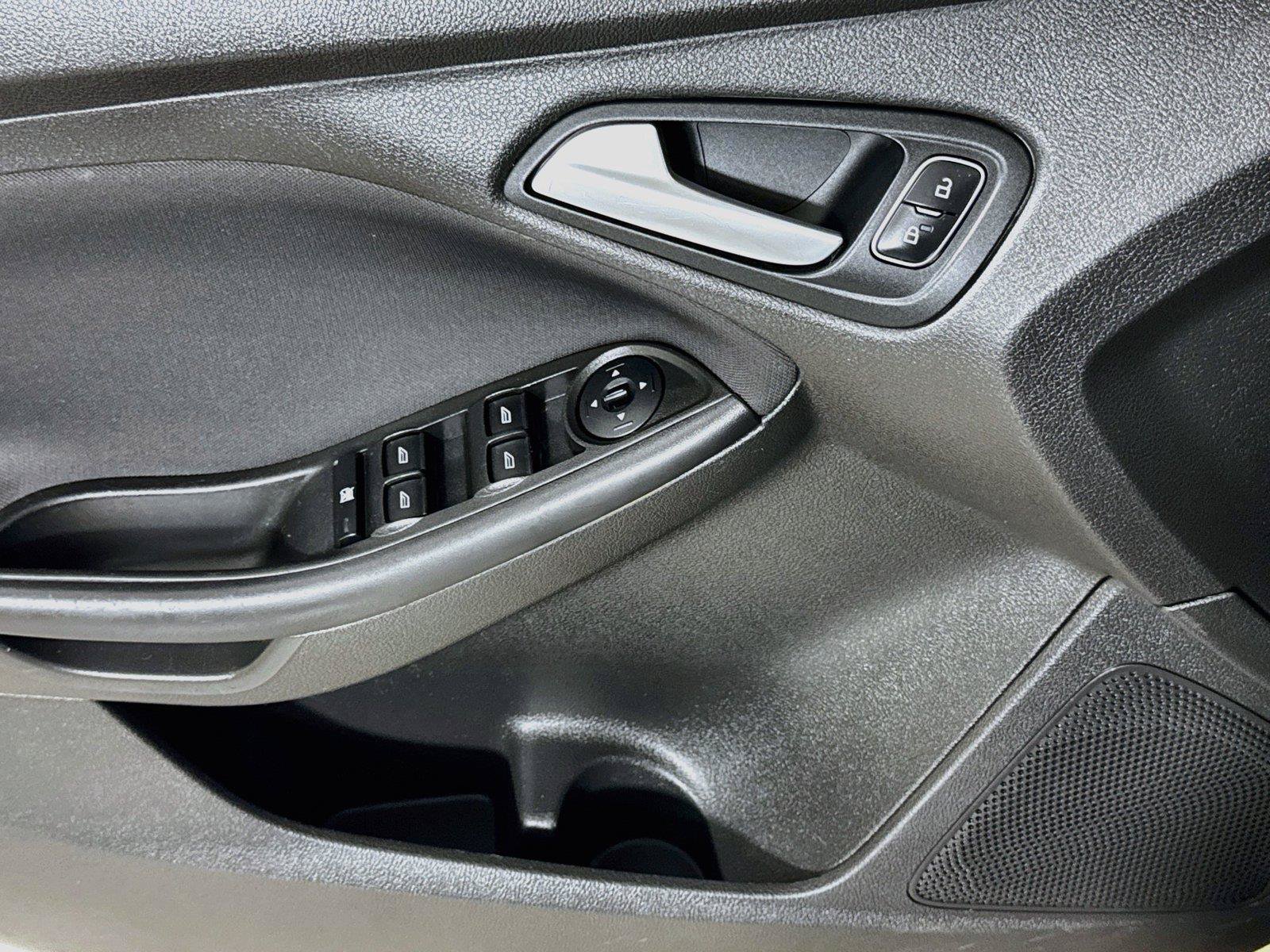 Used 2018 Ford Focus SE w/ SE Appearance Package FWD image 15