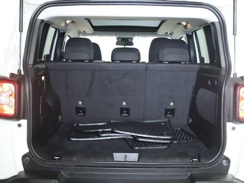 Used 2023 Jeep Renegade Latitude w/ Sun/Sound Group AWD/4WD image 31