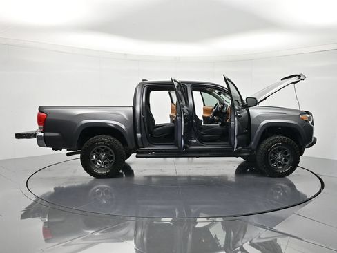 Used 2017 Toyota Tacoma SR5 w/ Tow Package RWD image 46