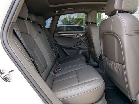 Certified 2025 Porsche Macan AWD/4WD image 24