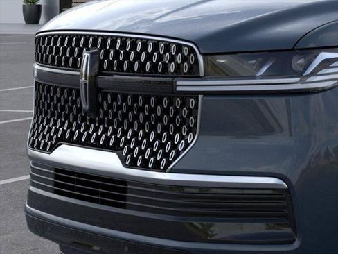 New 2026 Lincoln Navigator L Reserve AWD/4WD image 17