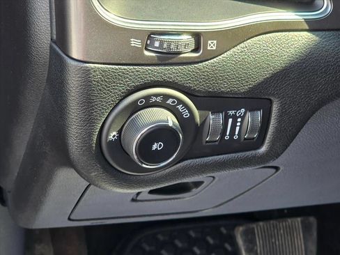 Used 2019 Jeep Cherokee Latitude Plus AWD/4WD image 8