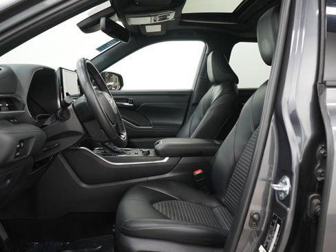 Used 2025 Toyota Highlander XSE AWD/4WD image 25