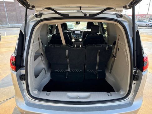 Used 2024 Chrysler Pacifica Touring-L image 10
