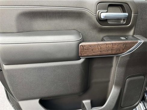 Used 2022 GMC Sierra 2500 Denali w/ Denali Black Diamond Edition image 18