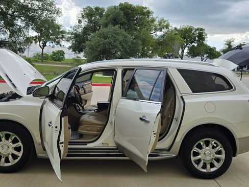 Used 2011 Buick Enclave CXL FWD image 16