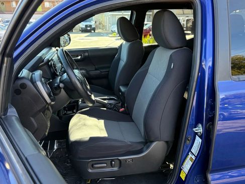 Used 2022 Toyota Tacoma TRD Off-Road w/ Technology Package image 10