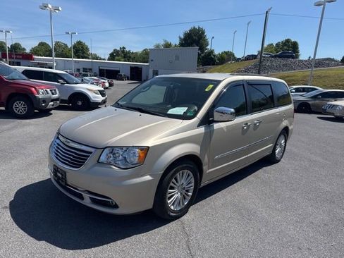 Used 2012 Chrysler Town & Country Touring-L w/ Premium Group FWD image 4