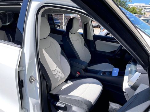Certified 2025 Volkswagen Tiguan SE AWD/4WD image 6