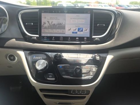 Used 2023 Chrysler Pacifica Touring-L FWD image 32