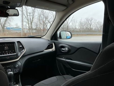 Used 2015 Jeep Cherokee Latitude w/ Comfort/Convenience Group image 28