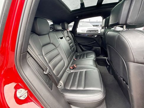 Used 2018 Porsche Macan Turbo w/ Premium Package Plus image 32