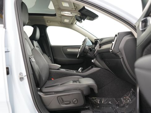 Used 2025 Volvo XC40 B5 Plus AWD/4WD image 11