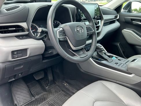 Used 2022 Toyota Highlander XLE AWD/4WD image 18