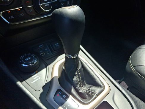 Used 2017 Jeep Cherokee Limited AWD/4WD image 15