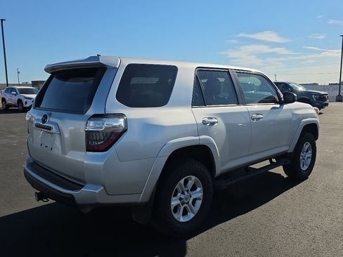 Used 2015 Toyota 4Runner SR5 AWD/4WD image 8