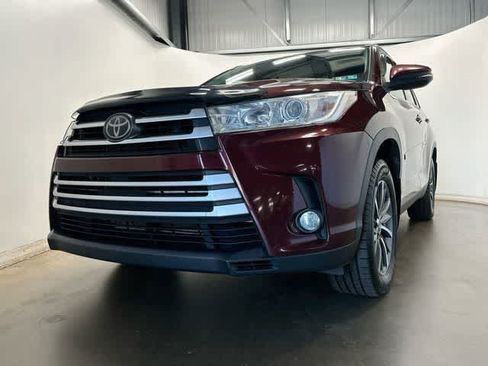 Used 2019 Toyota Highlander XLE w/ Carpet Mat Package (TMS) AWD/4WD image 32