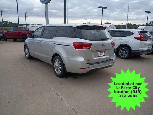 Used 2016 Kia Sedona L image 3