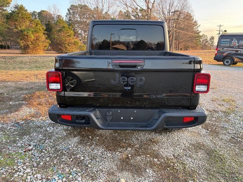 Used 2023 Jeep Gladiator Sport image 4