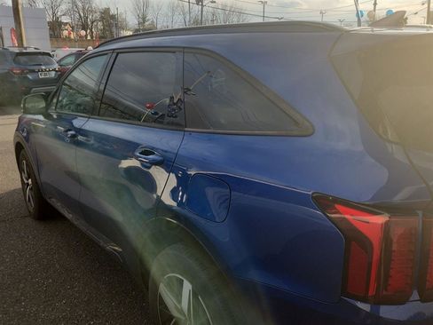 Used 2023 Kia Sorento EX w/ Panoramic Sunroof Package image 4