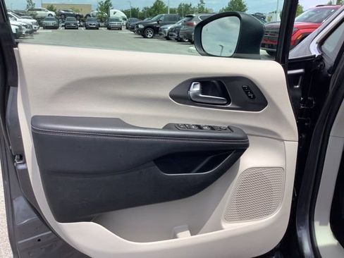 Used 2023 Chrysler Pacifica Touring-L image 14