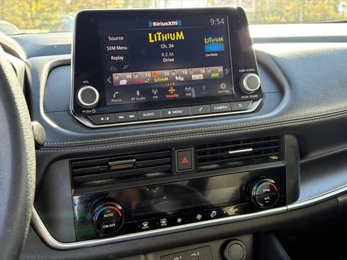 Used 2024 Nissan Rogue SV image 9