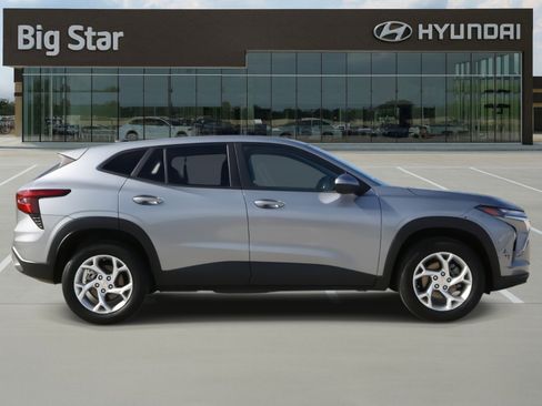 Used 2025 Chevrolet Trax LS w/ LS Convenience Package image 5