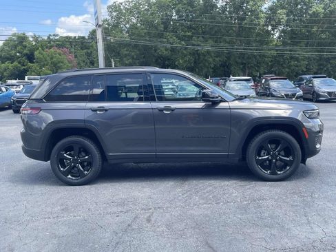Used 2025 Jeep Grand Cherokee Altitude RWD image 2