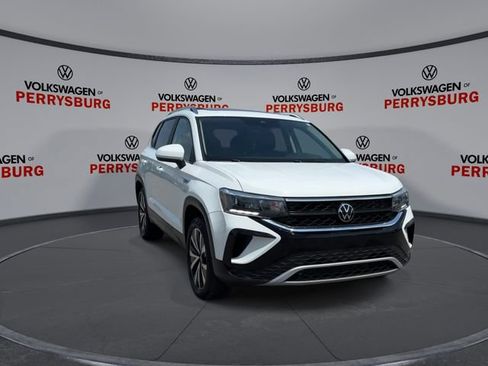 Certified 2023 Volkswagen Taos SE w/ Panoramic Sunroof Package AWD/4WD image 2