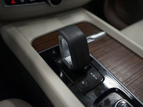 Used 2022 Volvo XC60 B5 Momentum w/ Climate Package image 24