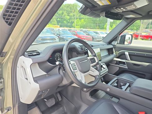 Used 2024 Land Rover Defender 130 X-Dynamic SE AWD/4WD image 22