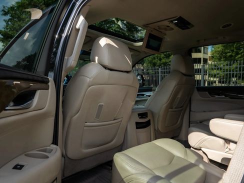Used 2019 Cadillac Escalade Premium Luxury AWD/4WD image 13