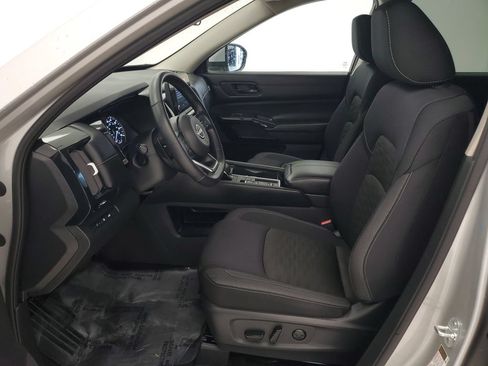 Used 2025 Nissan Pathfinder SV FWD image 12
