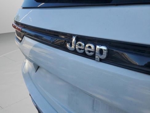 Used 2023 Jeep Grand Cherokee Limited image 32