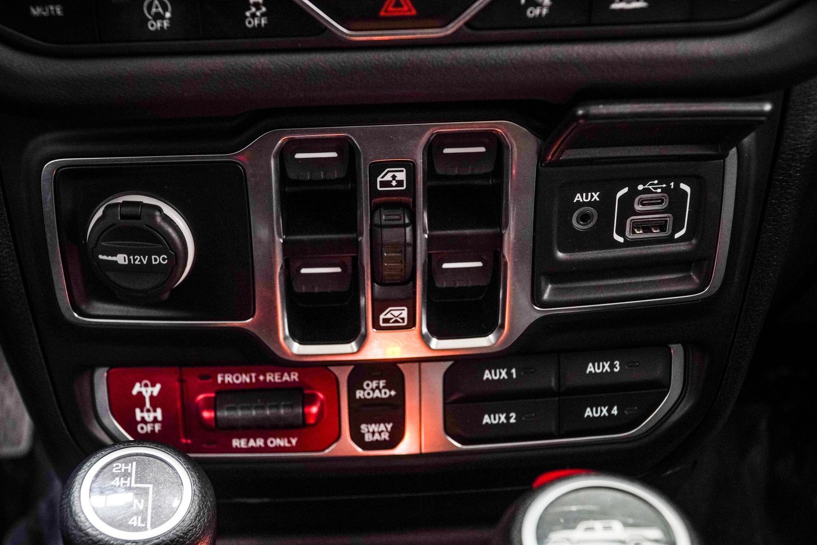 Used 2024 Jeep Gladiator Rubicon w/ Technology Group AWD/4WD image 31