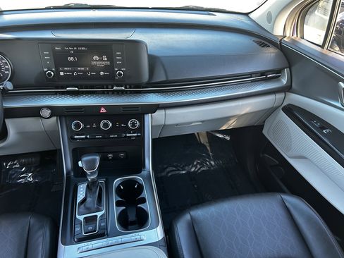 Used 2024 Kia Carnival LX image 15