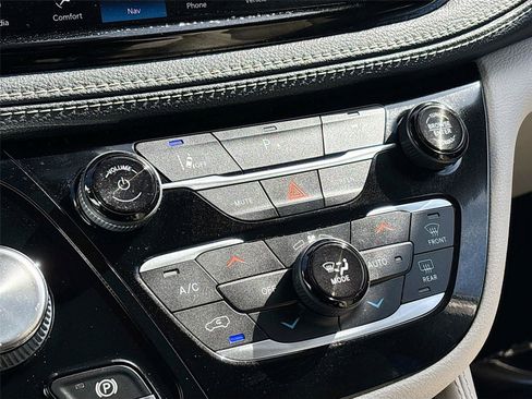 Used 2021 Chrysler Pacifica Limited image 17