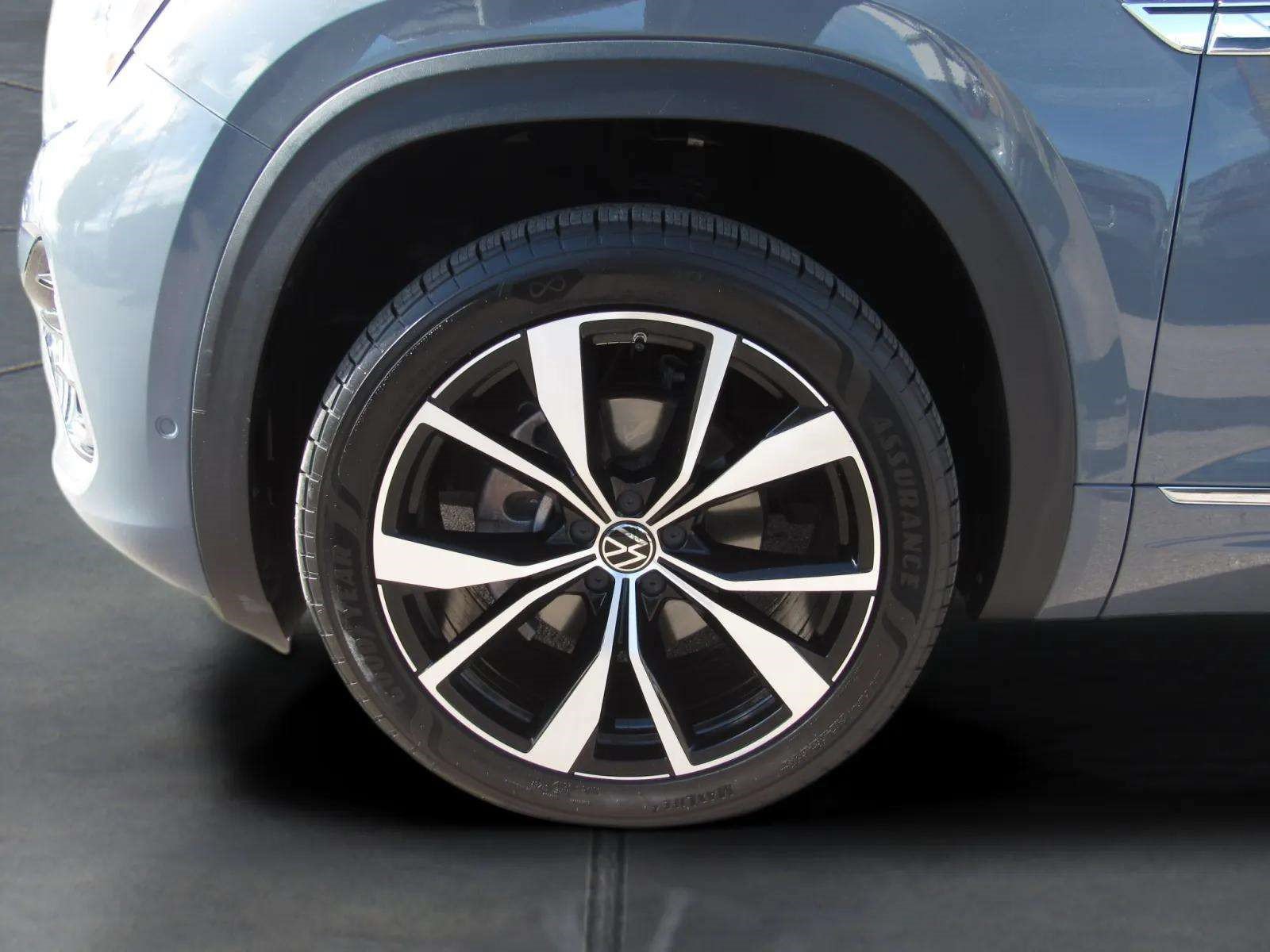 Used 2024 Volkswagen Atlas Cross Sport SEL Premium R-Line AWD/4WD image 4