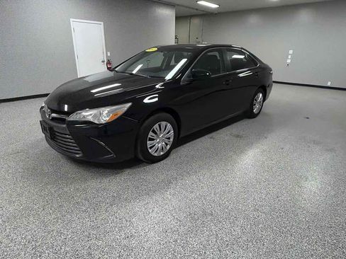 Used 2017 Toyota Camry LE FWD image 7