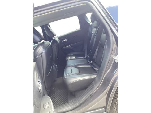 Used 2019 Jeep Cherokee Latitude Plus w/ Cold Weather Group AWD/4WD image 12