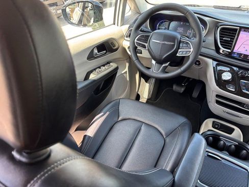 Used 2024 Chrysler Pacifica Limited FWD image 13