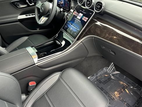Used 2025 Mercedes-Benz GLC 300 4MATIC image 31