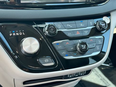 Used 2023 Chrysler Pacifica Touring-L FWD image 19