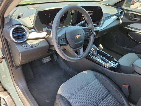 Used 2025 Chevrolet Trax LT FWD image 3