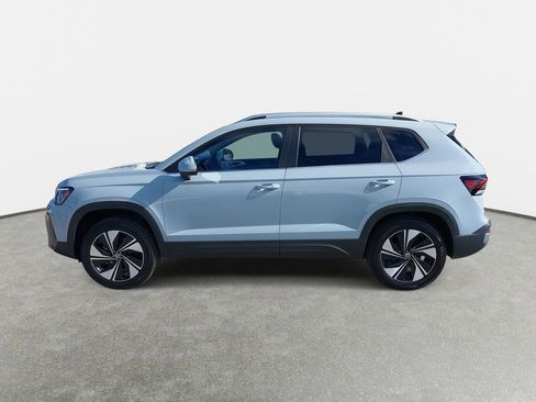 New 2026 Volkswagen Taos SE image 8
