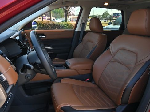 Used 2024 Nissan Pathfinder Platinum image 7