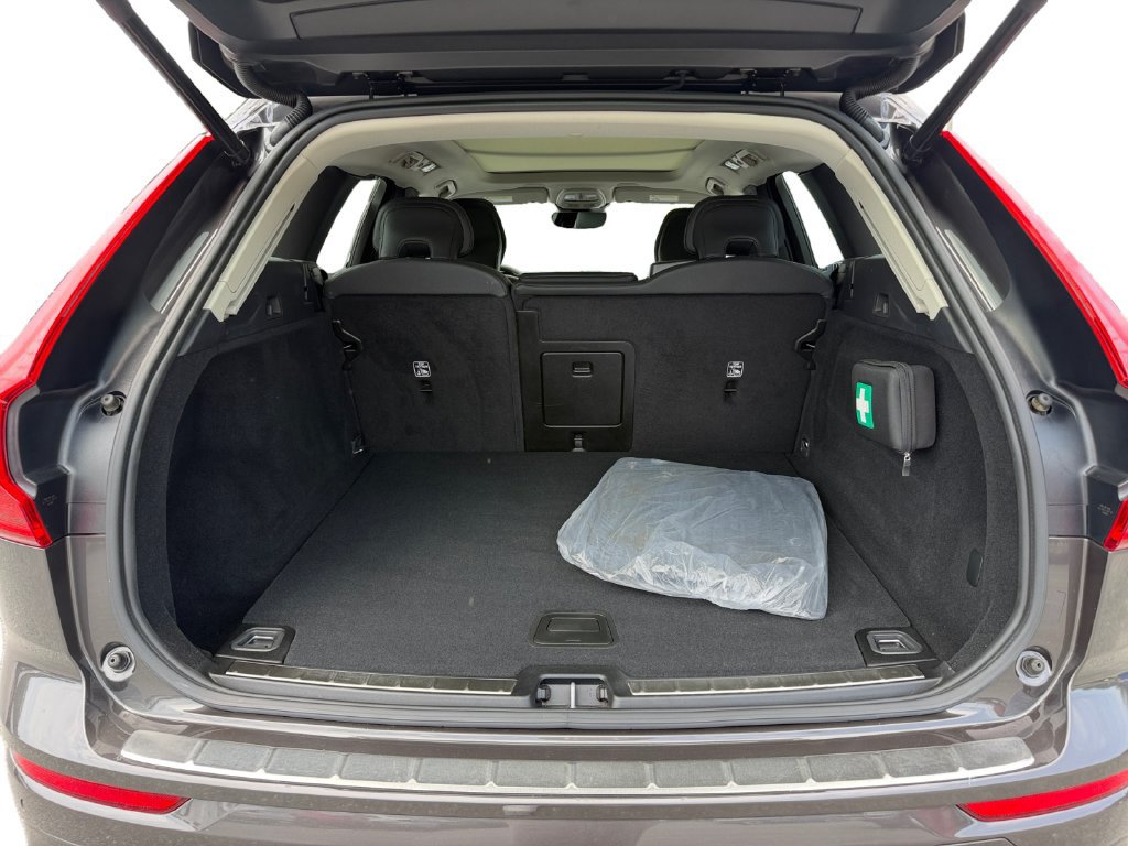 Certified 2024 Volvo XC60 B5 Plus w/ Protection Package Premier AWD/4WD image 11