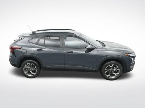 Used 2025 Chevrolet Trax LT FWD image 23