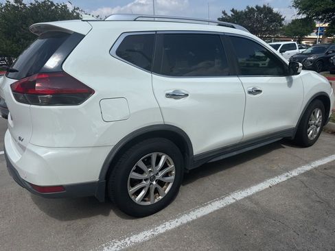 Used 2020 Nissan Rogue SV FWD image 3