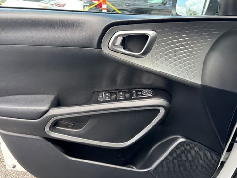 Used 2025 Kia Soul LX w/ LX Technology Package FWD image 18